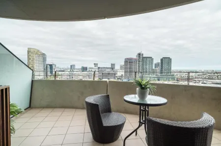 AKOM AT Docklands Отели рядом с достопримечательностью «Victoria Police Museum»