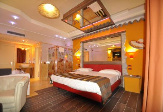 2. Hotel Mo..