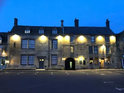 The Stag at Stow Hotels near Stow-on-the-Wold Fountain