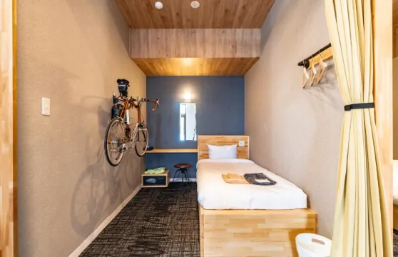 島波愛林克青年旅舍與咖啡廳