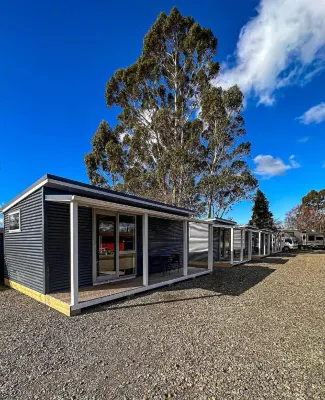 Parklands Motorlodge & Holiday Park Hotels in Motuoapa