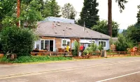Westfir Lodge & Mountain Market Hotels near McCredie Hot Springs