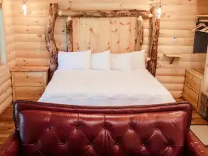 Cricket Hill Treehouse by Amish Country Lodging