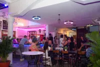 Bliss & Beats Hostel - ที่มีบาร์