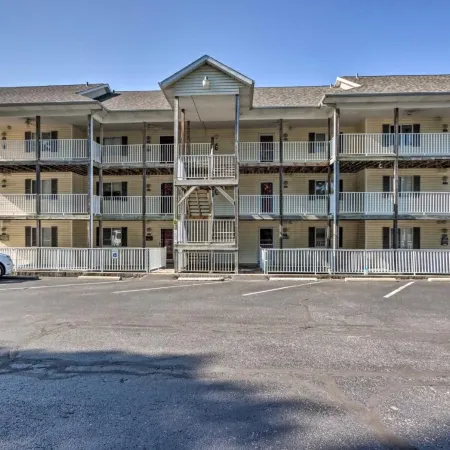 Beach & Pool Access: Lake of the Ozarks Condo!