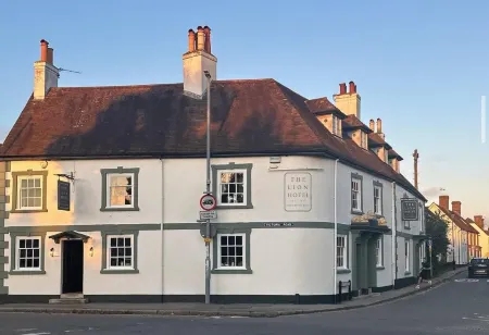 The Lion Hotel - Pub & Restaurant Отели рядом с достопримечательностью «Wimborne Minster»