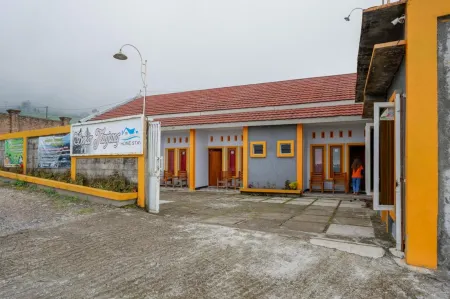 RedDoorz Near Candi Cetho Karanganyar Отели в г. Sine