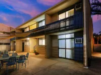 Emerald Gardens Motel & Apartments فنادق في إيمرلاند