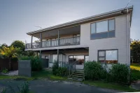 Cove Beach Apartment 2 Hotels near BIG4 Iluka on Freycinet Holiday Park