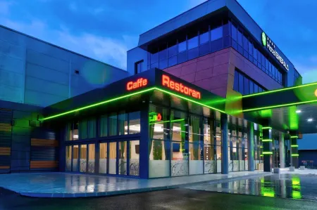 Hotel Emerald Отели в г. Благай