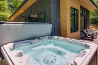 Modern Cabin w/ Hot Tub & Fire Pit in Fairview!