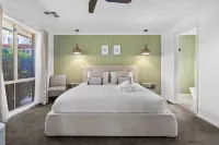 Waterfront Paradise Lodge Brightwaters Hotels in Lake Munmorah