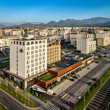QOSMO Brasov Hotel Отели рядом с достопримечательностью «Аквапарк Paradisul Acvatic»
