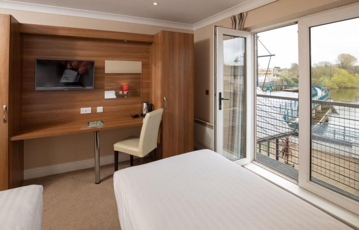 Riverside Hotel