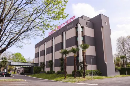 Hôtel Mercure Pau Palais des Sports Отели в г. Пау