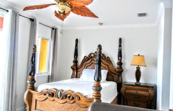 海灘和海灣地中海聯排別墅