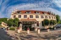 Hotel Król Kazimierz Отели рядом с достопримечательностью «Kazimierz Dolny Castle»