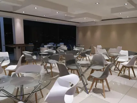 Eagle Nest Luxury Accommodation Отели рядом с достопримечательностью «Discovery Primary School Full Service School»