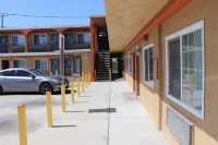 El Dorado Motel - parking