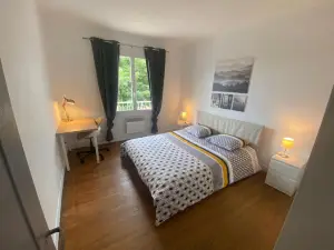 Fabuleux T3 climatisé de 85 m2, situé au Calme Avec Grand Parking Gratuit privé ,Fibre Wifi