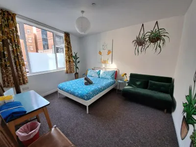 Igloo Hybrid Hotels near Riverside Retail Park