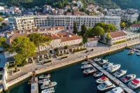 Lazure Hotel & Marina Hotel a 