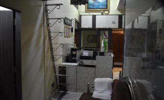 Hotel Sea View - Near Taj Hotel