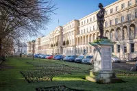 Elliot Oliver - Deluxe Two Bedroom Apartment with Parking & EV Charger
