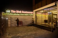 The Rich Hotel and Apartments Hoteller i Johar Town