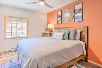Near Hiking and Main St! Mtn-View Red River Retreat