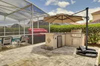Lanai & Pool: Spacious Villa Near Disney! - Kylpylä