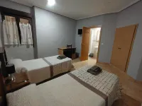 Hostal Abastos Hotel dekat Torres de Serranos