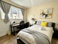 Bright&Modern Space Perfect for couple and Family Step to public transit in Toronto Hotels near IKEA North York