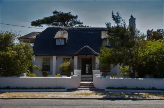 Howards End Manor B&B โรงแรมใกล้สนามกีฬาแอธโลน
