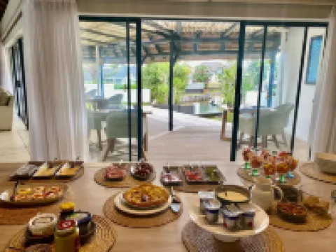 Canal Guest House - Waterfront Luxury B&B - Solar Powered