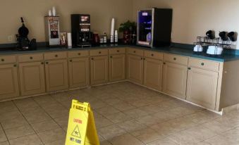 Collins Inn & Suites