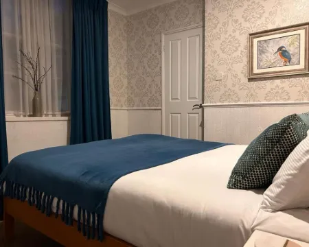 Fairlawn House Hotels in Amesbury
