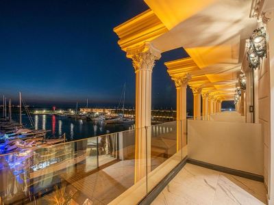 Deluxe Room Les Ambassadeurs Hotel & Casino Photo