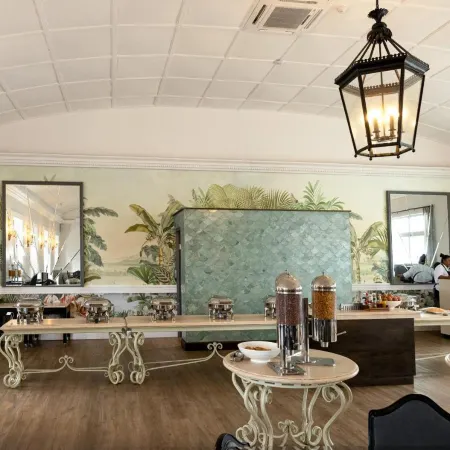 Parade Hotel Отели рядом с достопримечательностью «Компания Плейхаус»
