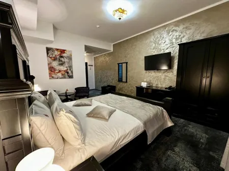 Podu' cu Lanturi Отели рядом с достопримечательностью «Un munte de om by Ronin - pictură murală realizată în cadrul proiectului ZidArt»