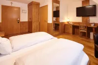 Hotel Zu den Drei Kronen Hotels in Allmannshofen