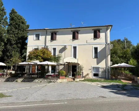 羅坎達福斯卡安伯拉酒店 納爾尼酒店