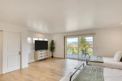Modern Sonoma Stay w/ Spacious Deck, Views & Prime Location Bennett