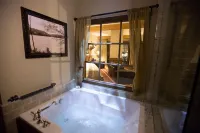 Big Cypress Lodge - Hot Tub