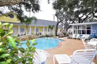 D&R Pelican Bay Resort - Pools