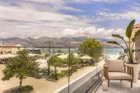 Piazza Suites - غرفة مطلة على الجبل