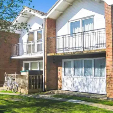 Villa - Sleeps 6 - Pets Ok - Pool - Parking