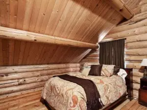 Luxury Log 7Bed/6.5Bath Cabin: Theater, Game Room, 7 Acres!