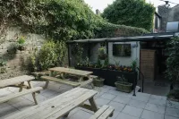 Black Dog Inn Hotels in 