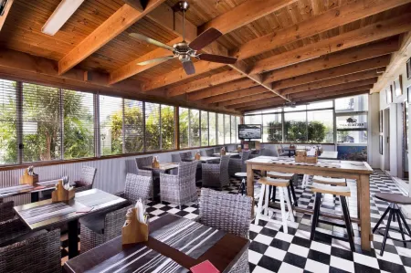 Barrier Reef Motel Innisfail Отели в г. Иннисфейл